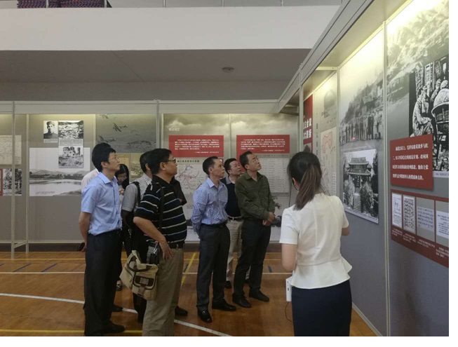 “遵义会议永放光辉”大型主题图片展.jpg